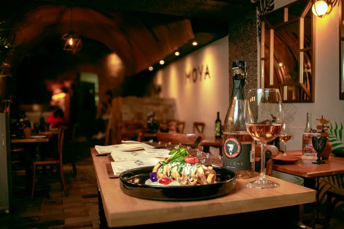 Interior cálido de restaurante con un platillo servido en la mesa