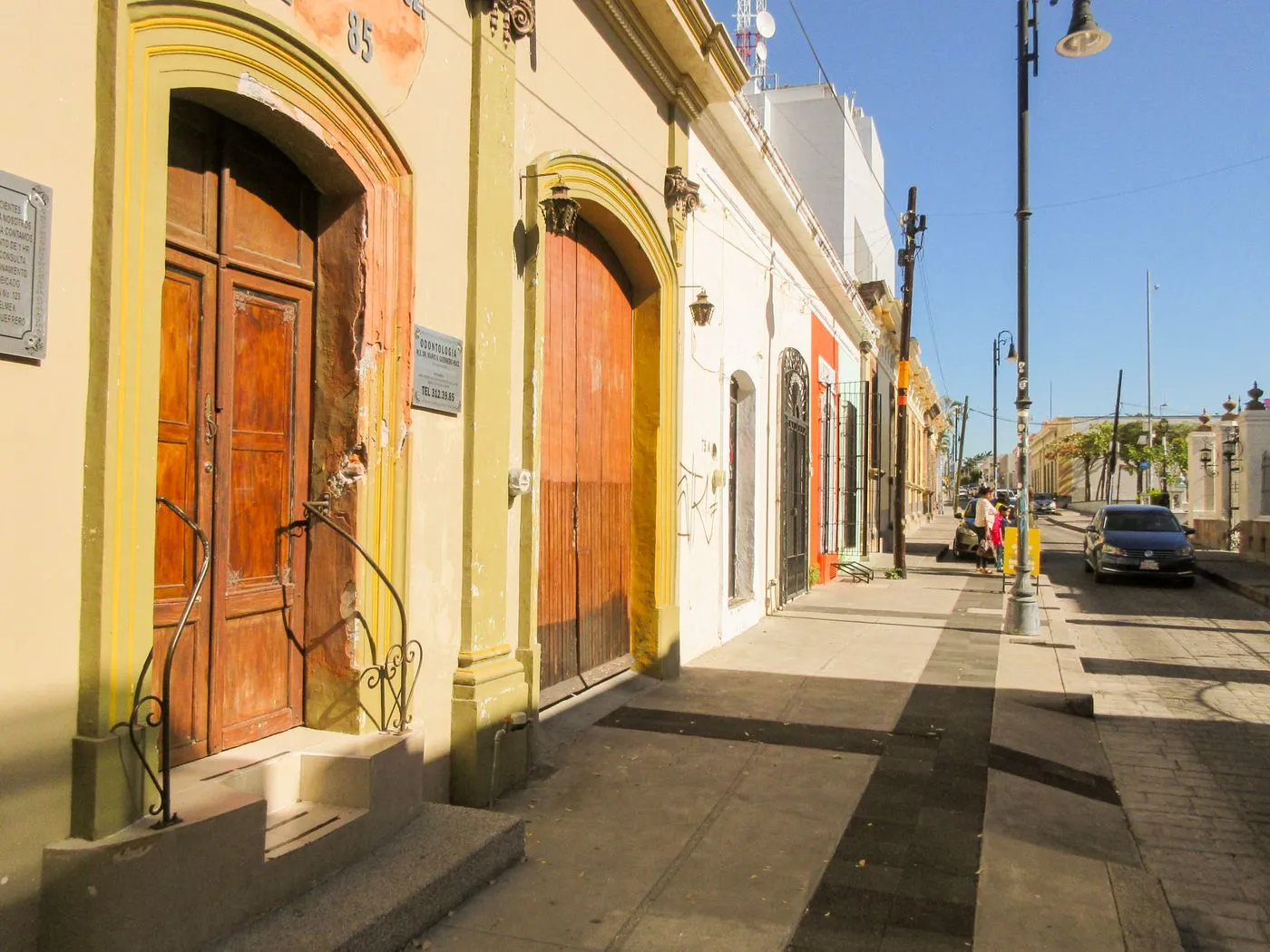 Calle del centro histórico de Colima con fachadas coloniales