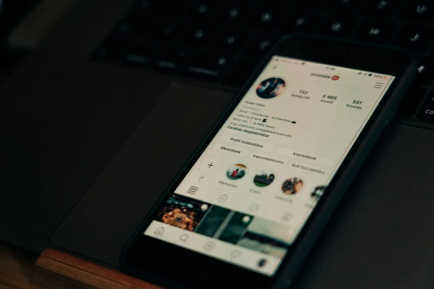 Pantalla de teléfono mostrando un perfil de Instagram
